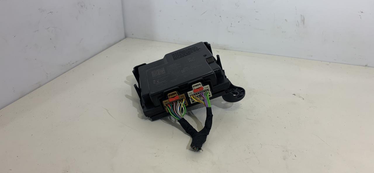 Блок управления бесключевым доступом Chevrolet Equinox 3 поколение 2018, 1.5 л., бензин, АКПП, белый, внедорожник 5 дв., полный привод, 13523236 - фото №1