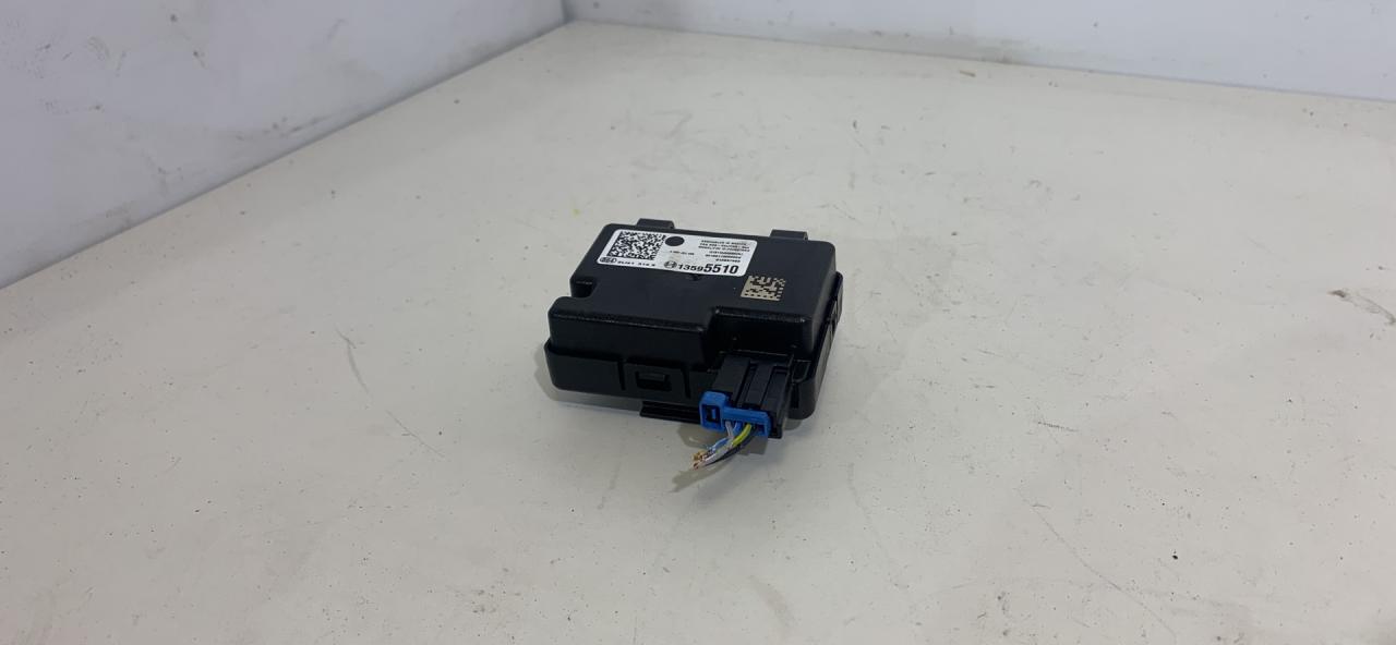 Блок управления бесключевым доступом Chevrolet Equinox 3 поколение 2018, 1.5 л., бензин, АКПП, белый, внедорожник 5 дв., полный привод, 13595510 - фото №1