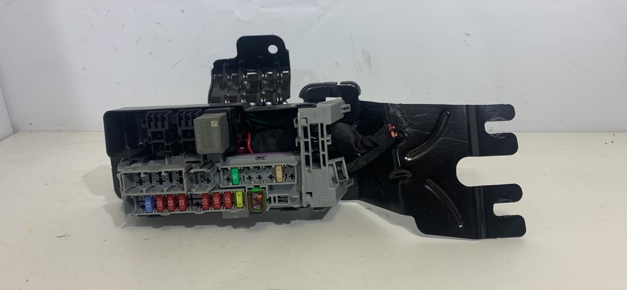 блок предохранителей Chevrolet Equinox 3 поколение 2019, 1.5 л., бензин, АКПП, серый, внедорожник 5 дв., полный привод, 22923945 - фото №1