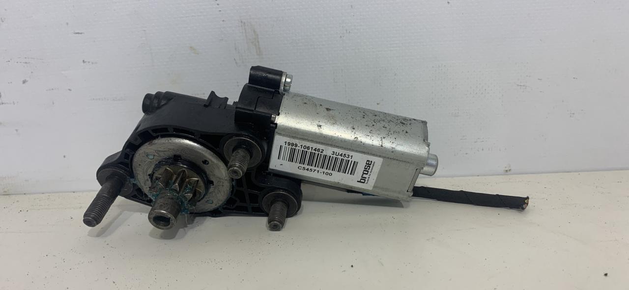 моторчик регулировки сиденья Chevrolet Equinox 3 поколение 2019, 1.5 л., бензин, АКПП, серый, внедорожник 5 дв., полный привод - фото №1