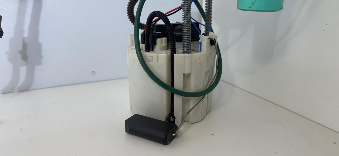 насос топливный Chevrolet Cruze 2 поколение 2017, 1.4 л., бензин, АКПП, серый, седан - фото №1