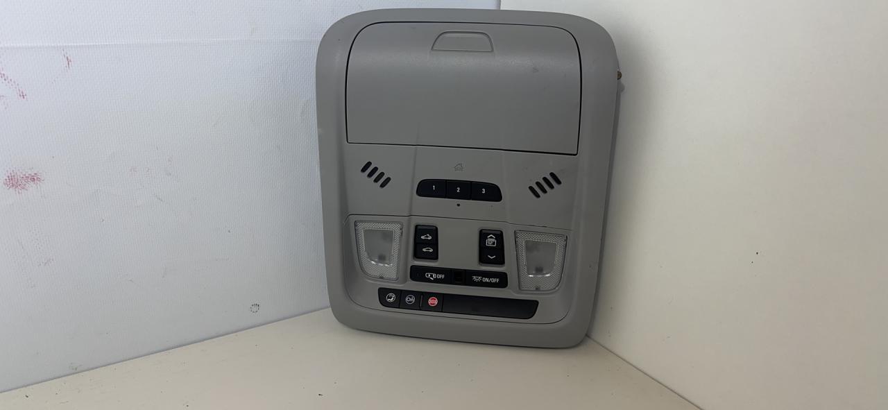 фонарь салона (плафон) Chevrolet Equinox 3 поколение 2019, 1.5 л., бензин, АКПП, черный, внедорожник 5 дв., полный привод - фото №1