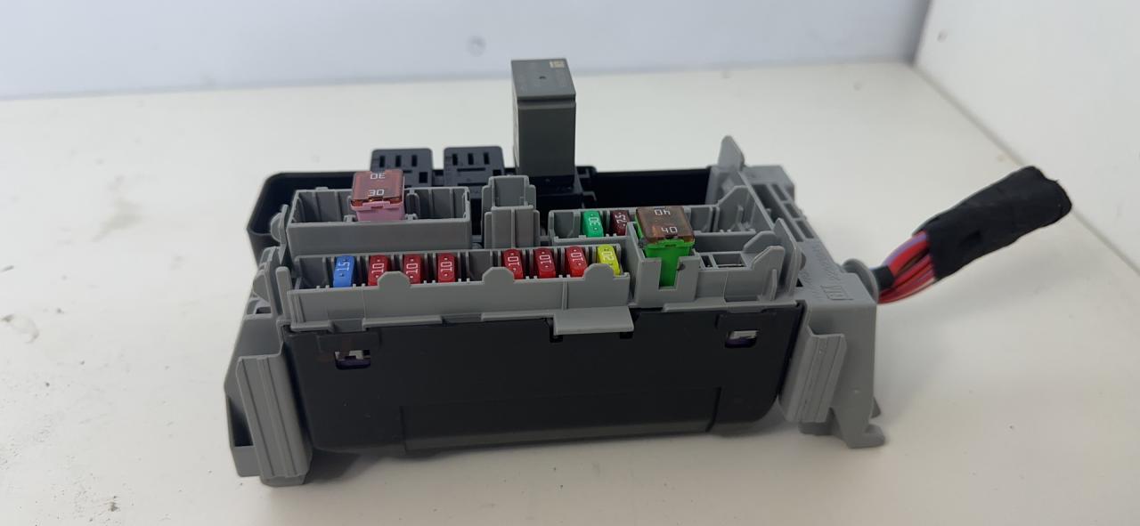 блок предохранителей Chevrolet Equinox 3 поколение 2019, 1.5 л., бензин, АКПП, черный, внедорожник 5 дв., полный привод - фото №1