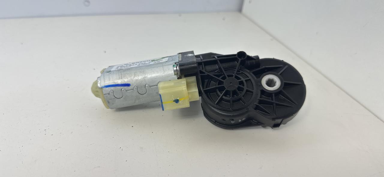 моторчик регулировки сиденья Chevrolet Equinox 3 поколение 2019, 1.5 л., бензин, АКПП, черный, внедорожник 5 дв., полный привод - фото №1