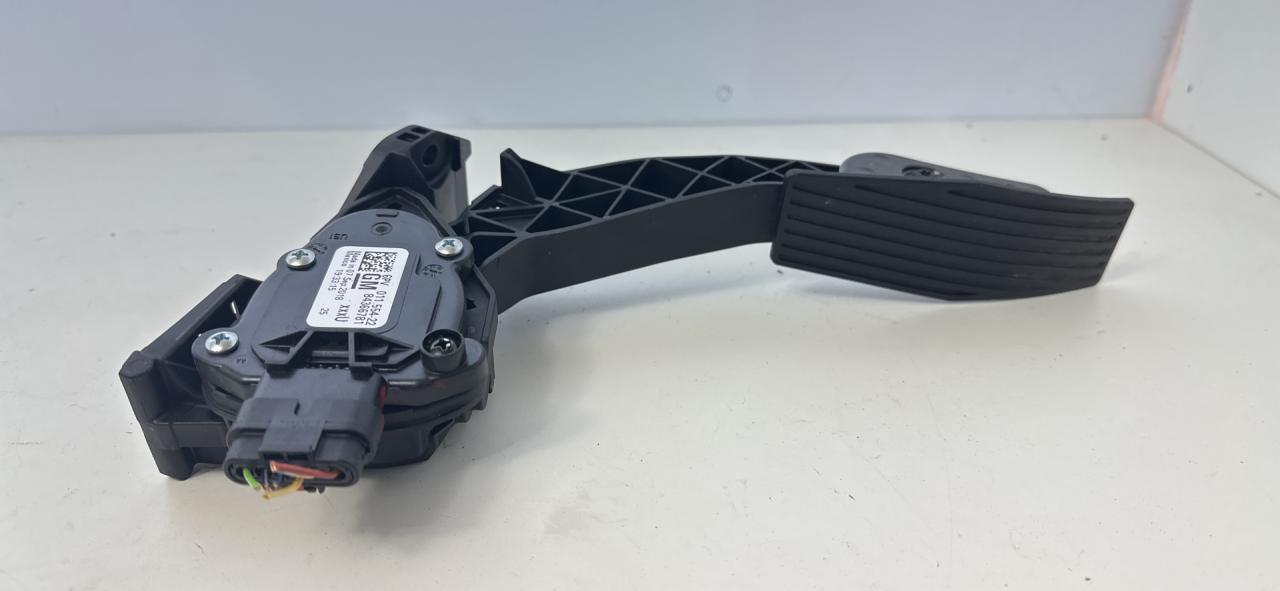 педаль Chevrolet Equinox 3 поколение 2019, 1.5 л., бензин, АКПП, черный, внедорожник 5 дв., полный привод, 84366781 - фото №1