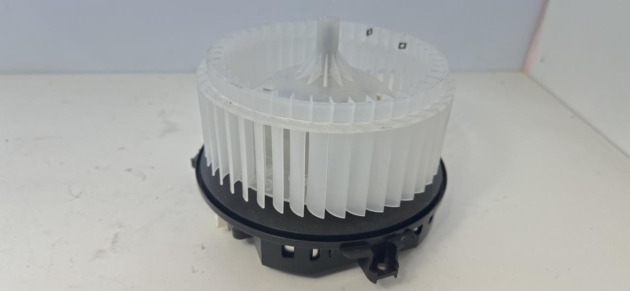 моторчик печки Chevrolet Equinox 3 поколение 2019, 1.5 л., бензин, АКПП, черный, внедорожник 5 дв., полный привод - фото №1