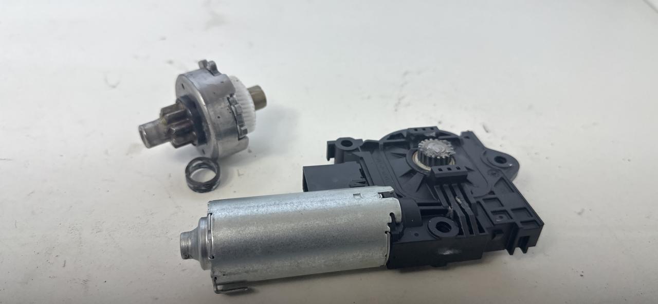 моторчик регулировки сиденья Chevrolet Equinox 3 поколение 2019, 1.5 л., бензин, АКПП, черный, внедорожник 5 дв., полный привод - фото №1