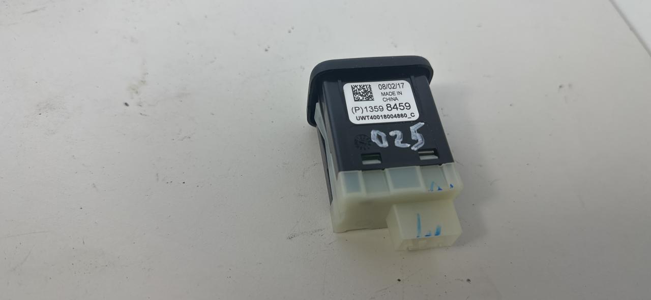 разъем AUX / USB GMC Terrain 2 поколение 2018, 1.5 л., бензин, АКПП, черный, внедорожник 5 дв., полный привод, 13598459 - фото №1