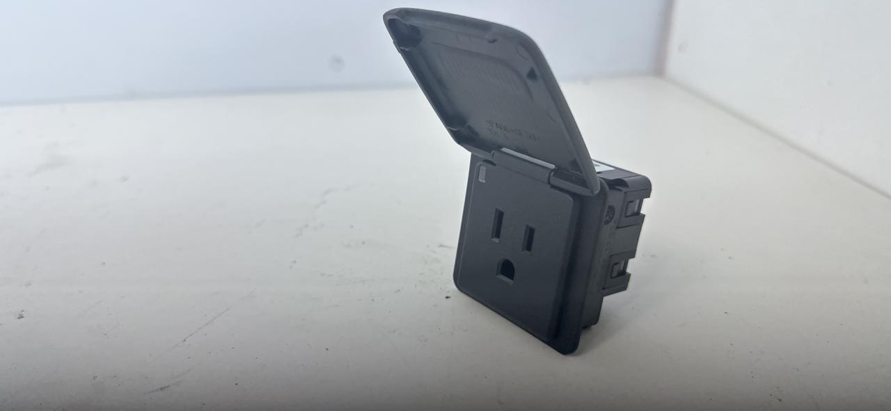 разъем AUX / USB GMC Terrain 2 поколение 2018, 1.5 л., бензин, АКПП, черный, внедорожник 5 дв., полный привод - фото №1