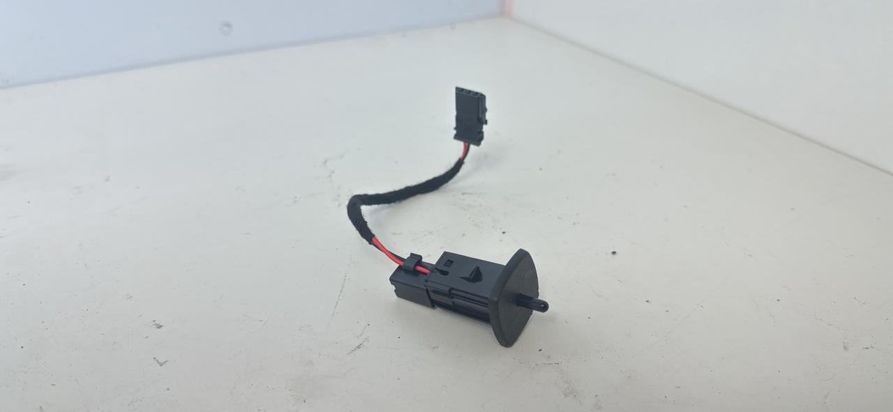 выключатель концевой (концевик) GMC Terrain 2 поколение 2018, 1.5 л., бензин, АКПП, черный, внедорожник 5 дв., полный привод - фото №1