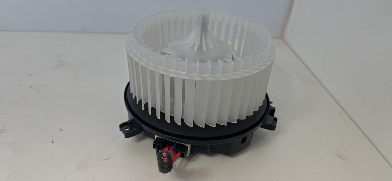 моторчик печки Chevrolet Equinox 3 поколение 2019, 2.0 л., бензин, АКПП, черный, внедорожник 5 дв., передний привод - фото №1