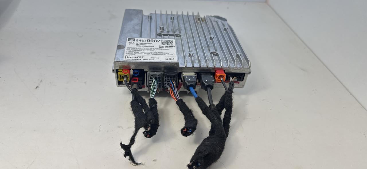 блок радио Chevrolet Equinox 3 поколение 2019, 2.0 л., бензин, АКПП, черный, внедорожник 5 дв., передний привод, 84679982 - фото №1