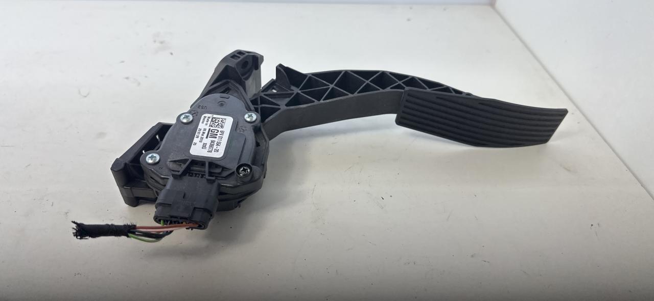 педаль Chevrolet Equinox 3 поколение 2019, 2.0 л., бензин, АКПП, черный, внедорожник 5 дв., передний привод, 84366778 - фото №1