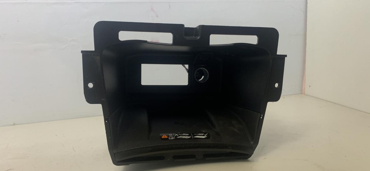 Беспроводное зарядное устройство Chevrolet Equinox 3 поколение 2019, 2.0 л., бензин, АКПП, черный, внедорожник 5 дв., передний привод, 84541117 - фото №1