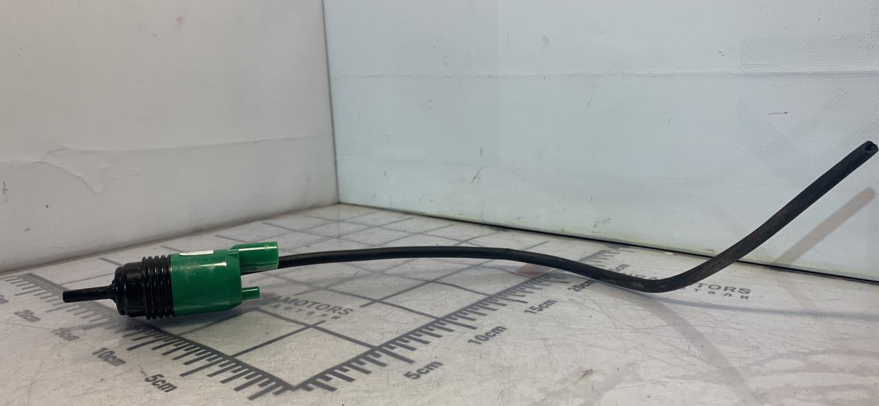 насос (моторчик) омывателя стекла GMC Terrain 2 поколение 2018, 2.0 л., бензин, АКПП, серый, передний привод - фото №1