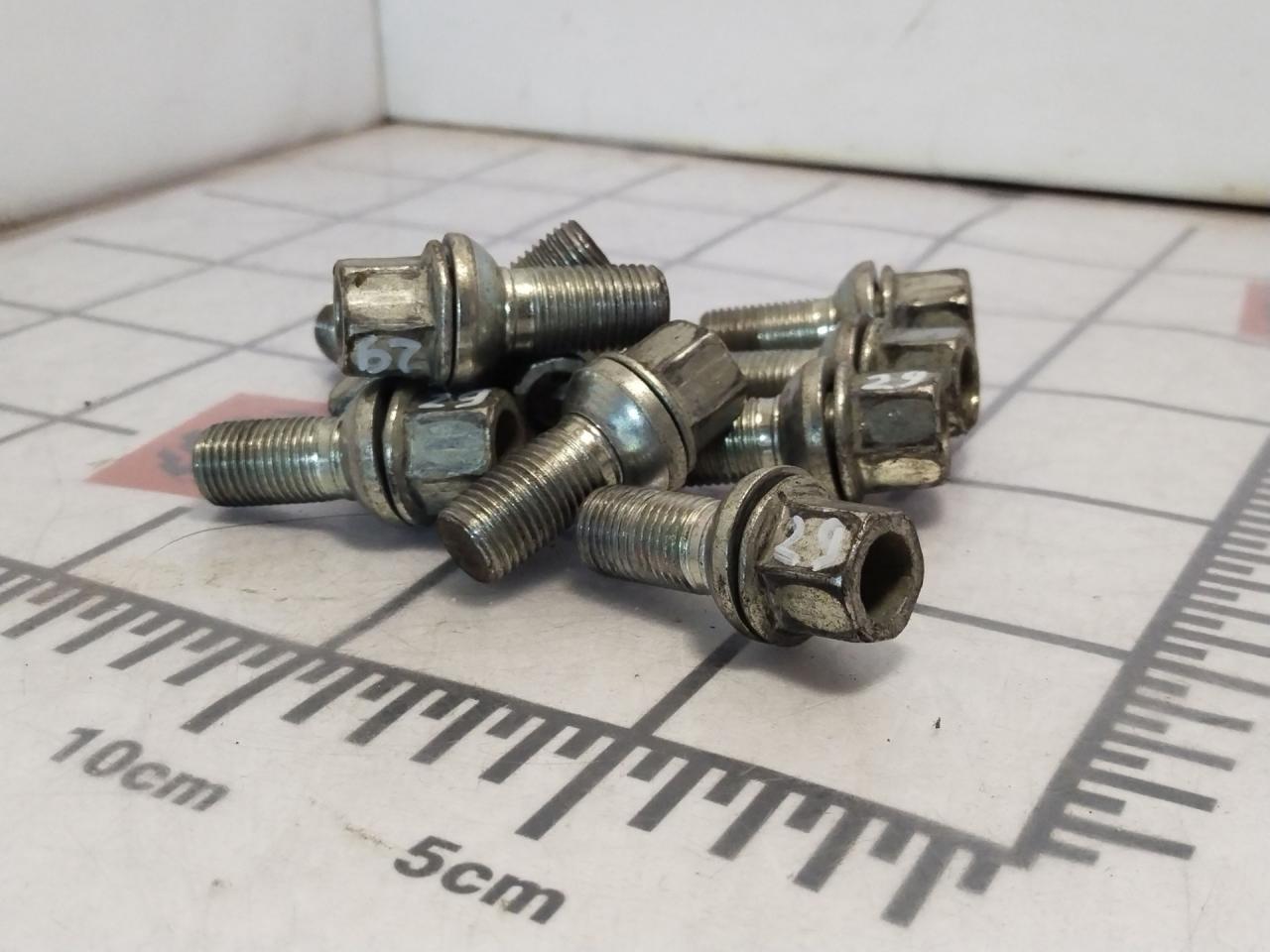 болт колесный Volkswagen Atlas 2018, 3.6 л., бензин, АКПП, черный, внедорожник 5 дв., полный привод - фото №1