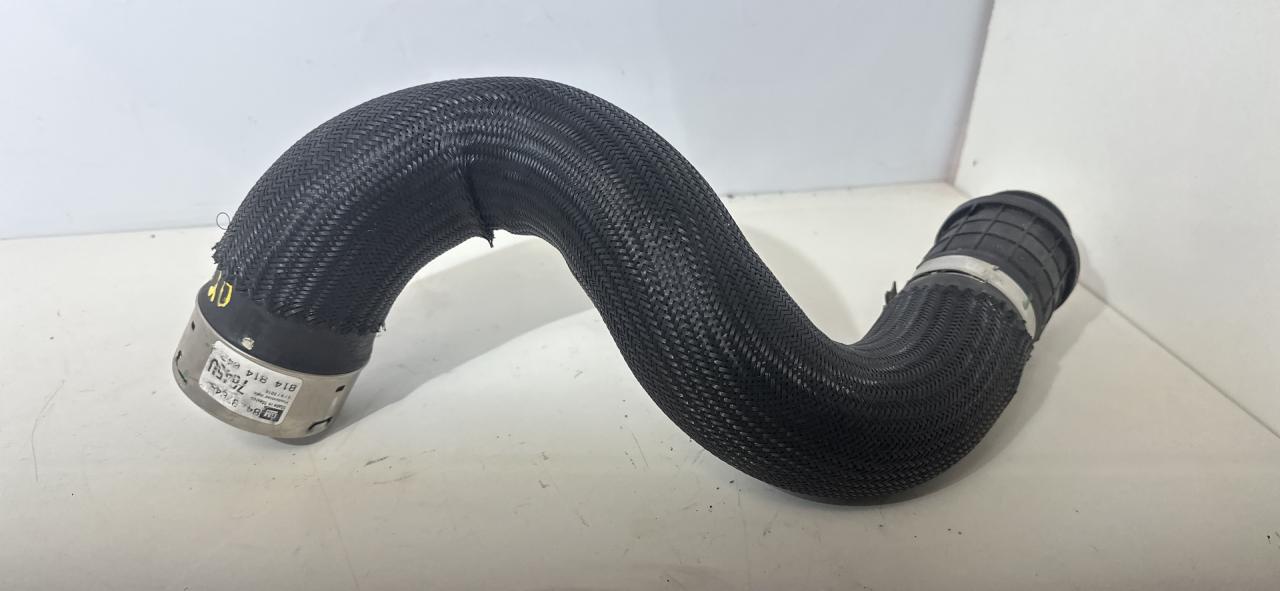 патрубок интеркулера GMC Terrain 2 поколение 2019, 1.5 л., бензин, АКПП, белый, внедорожник 5 дв., 7645U - фото №1