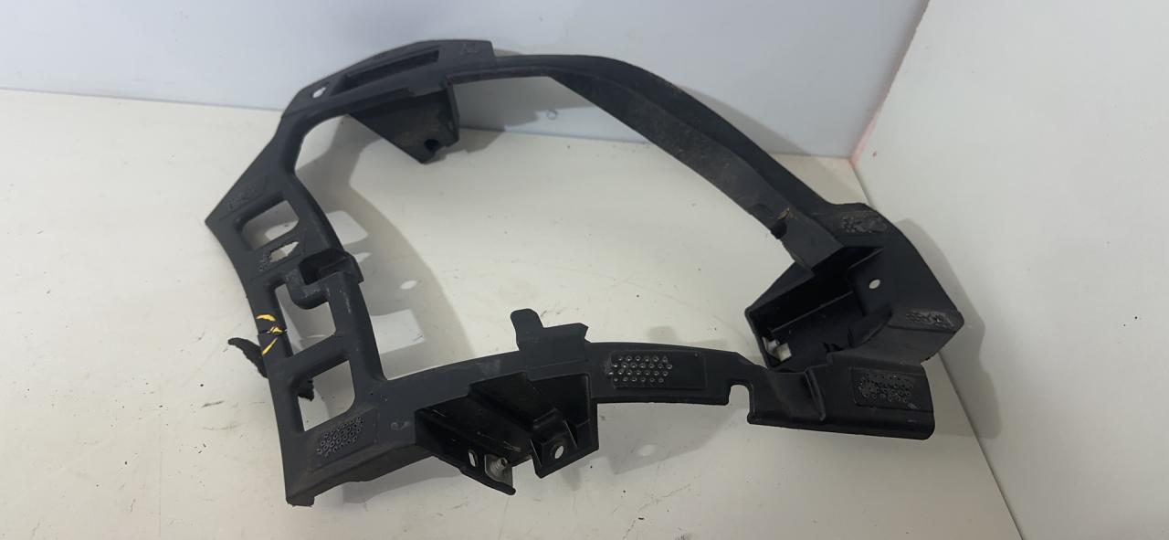 рамка фары противотуманной левой Chevrolet Equinox 3 поколение 2018, 1.5 л., бензин, АКПП, белый, внедорожник 5 дв., полный привод - фото №1