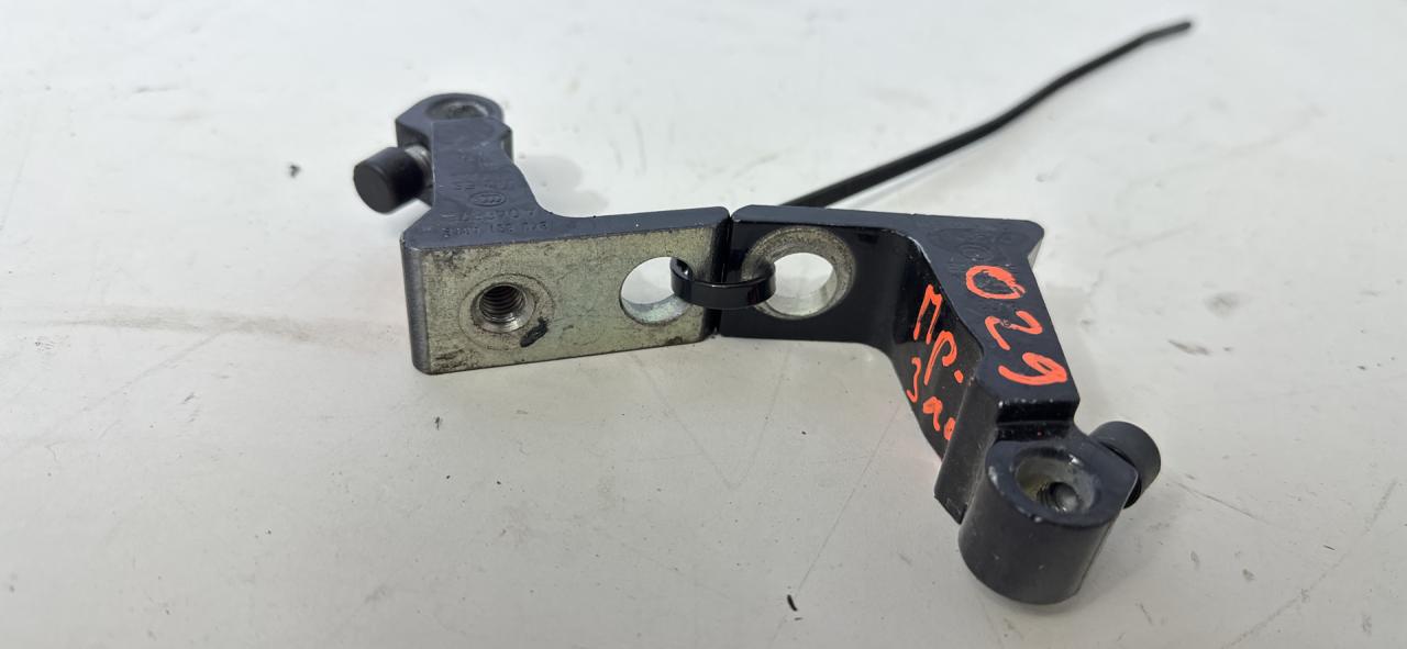 петля двери Volkswagen Atlas 2018, 3.6 л., бензин, АКПП, черный, внедорожник 5 дв., полный привод, 8V5833404 - фото №1