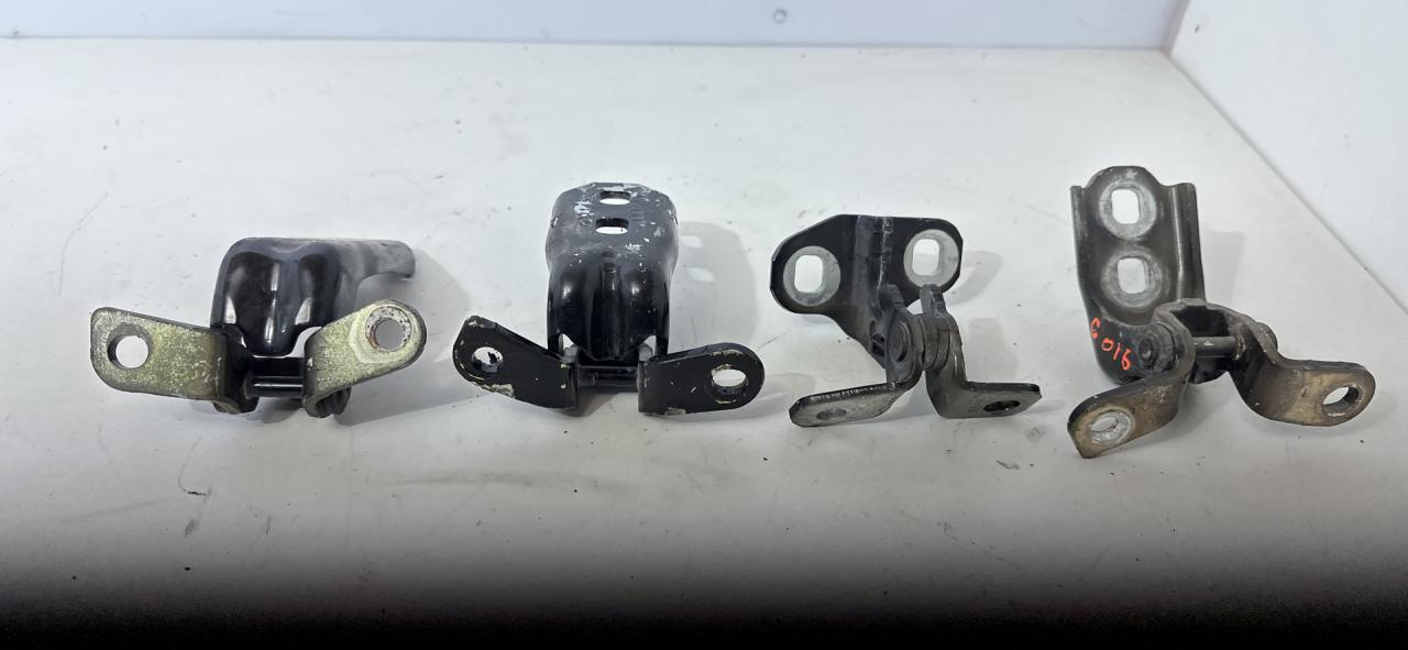 петля двери Chevrolet Equinox 3 поколение 2018, 1.5 л., бензин, АКПП, черный, внедорожник 5 дв., полный привод - фото №1