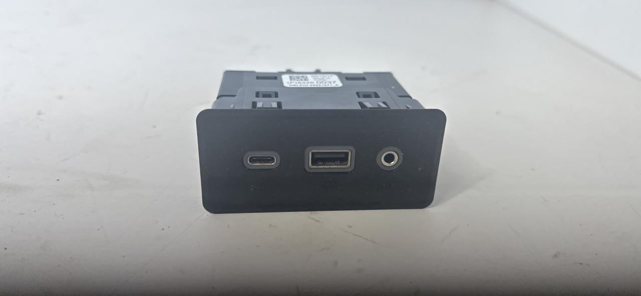 разъем AUX / USB GMC Terrain 2 поколение 2018, 2.0 л., бензин, АКПП, серый, передний привод, 84260037 - фото №1