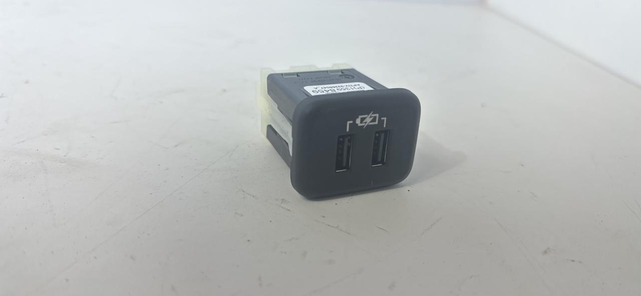 разъем AUX / USB Chevrolet Equinox 3 поколение 2020, 1.5 л., бензин, АКПП, черный, внедорожник 5 дв., 13598459 - фото №1