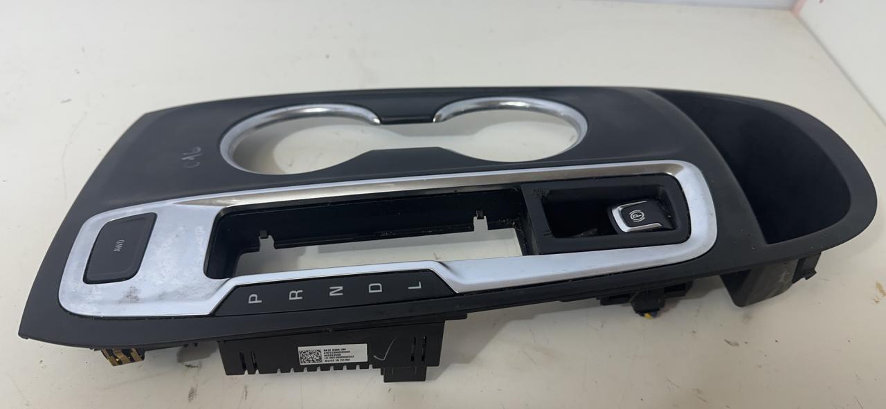 консоль салона Chevrolet Equinox 3 поколение 2018, 1.5 л., бензин, АКПП, черный, внедорожник 5 дв., полный привод, 23363723 - фото №1