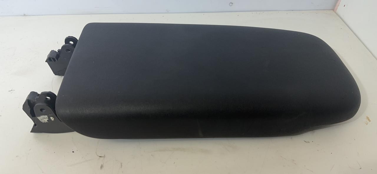 подлокотник Chevrolet Equinox 3 поколение 2018, 1.5 л., бензин, АКПП, черный, внедорожник 5 дв., полный привод - фото №1