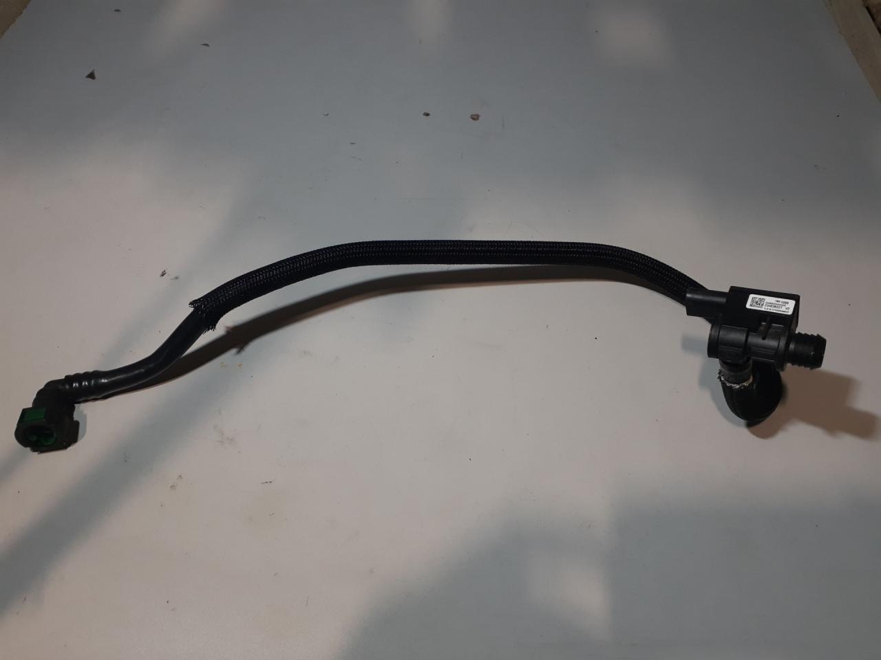 патрубок (трубопровод, шланг) Chevrolet Equinox 3 поколение 2018, 1.5 л., бензин, АКПП, белый, внедорожник 5 дв., полный привод, 13581099 - фото №1