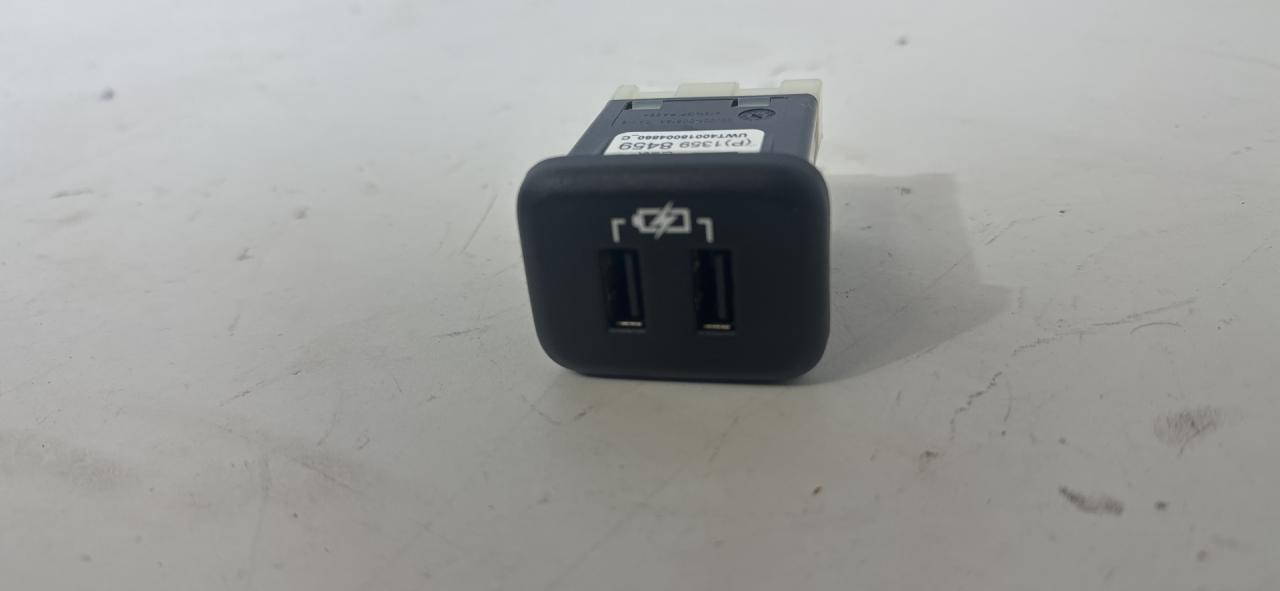 разъем AUX / USB Chevrolet Cruze 2 поколение 2019, 1.4 л., бензин, АКПП, синий диплоат, хетчбэк 5 дв., полный привод - фото №1