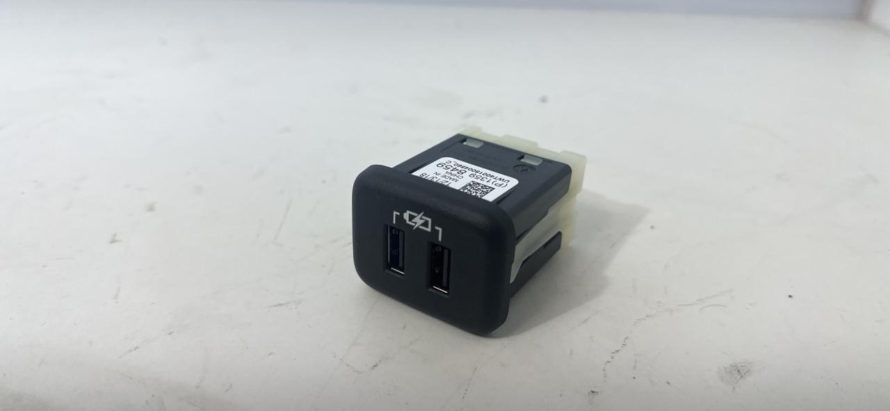 разъем AUX / USB Chevrolet Equinox 3 поколение 2019, 1.5 л., бензин, АКПП, серый, внедорожник 5 дв., полный привод, 13598459 - фото №1