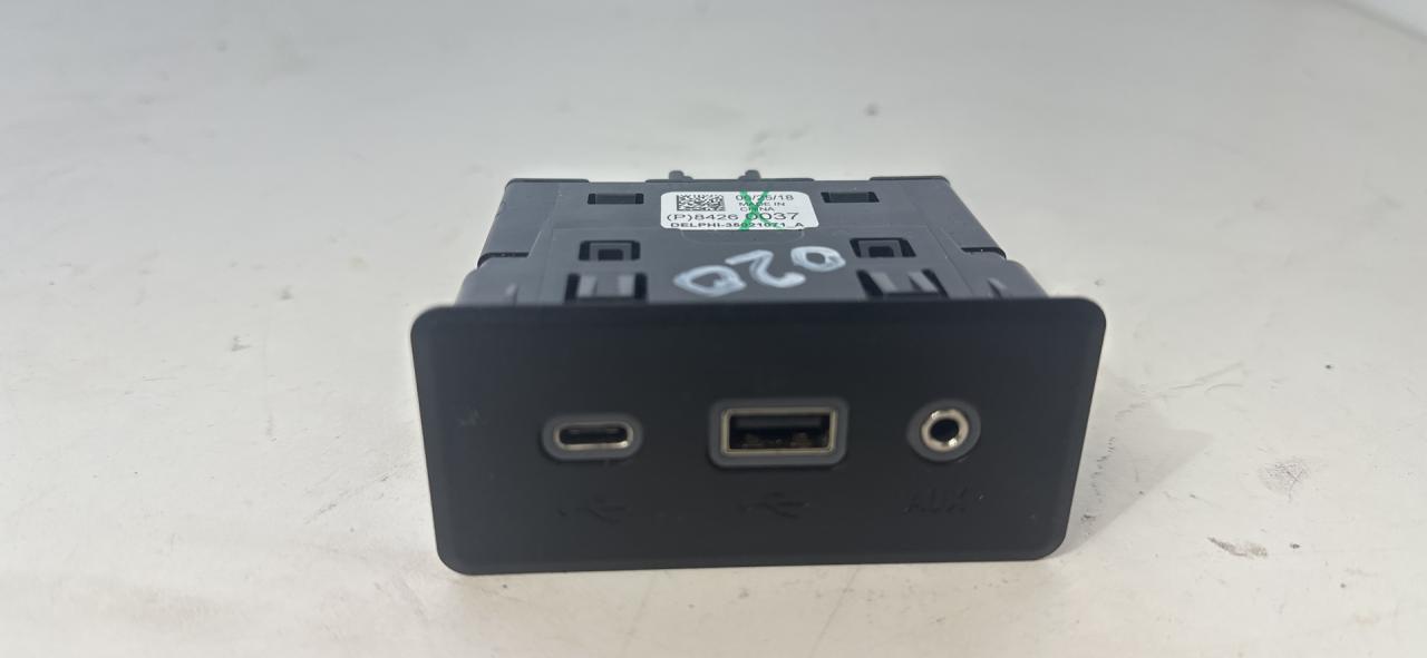 разъем AUX / USB GMC Terrain 2 поколение 2019, 1.5 л., бензин, АКПП, белый, внедорожник 5 дв., 84260037 - фото №1