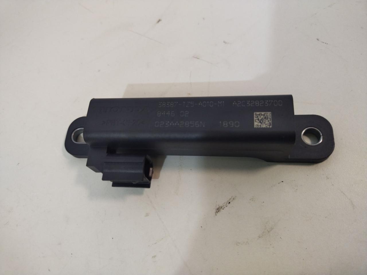 датчик присутствия Acura RDX 3 поколение 2019, 2.0 л., бензин, АКПП, белый, передний привод, 8446O2, 38387-TZ5-A01 - фото №1