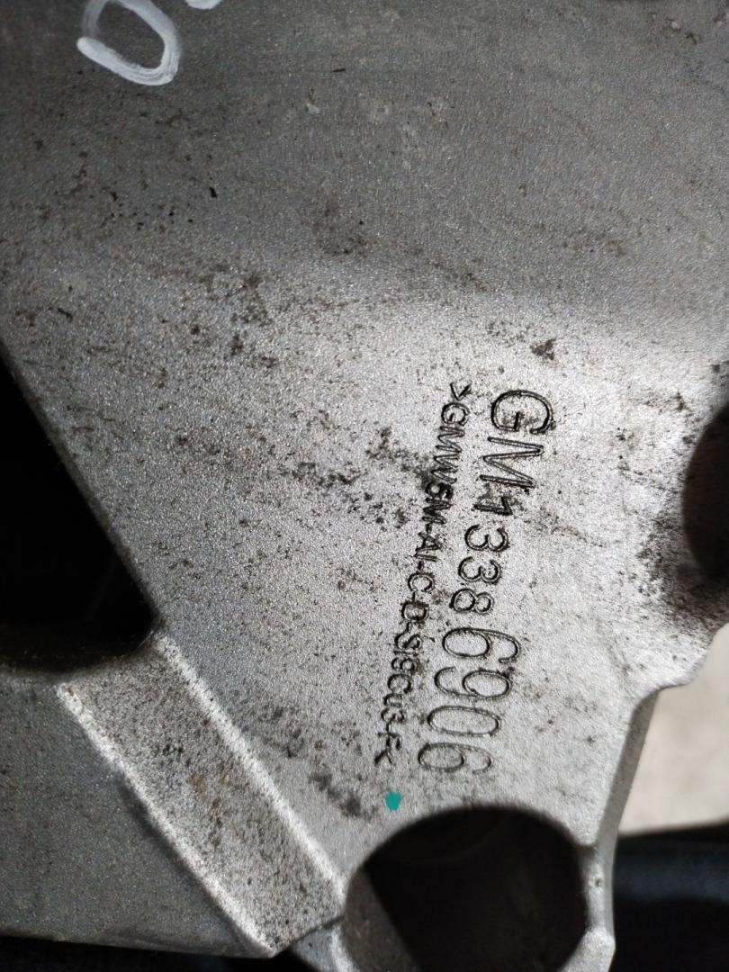 кронштейн (крепление) Chevrolet Cruze 2 поколение 2019, 1.4 л., бензин, АКПП, синий диплоат, хетчбэк 5 дв., полный привод, 13386906 - фото №1