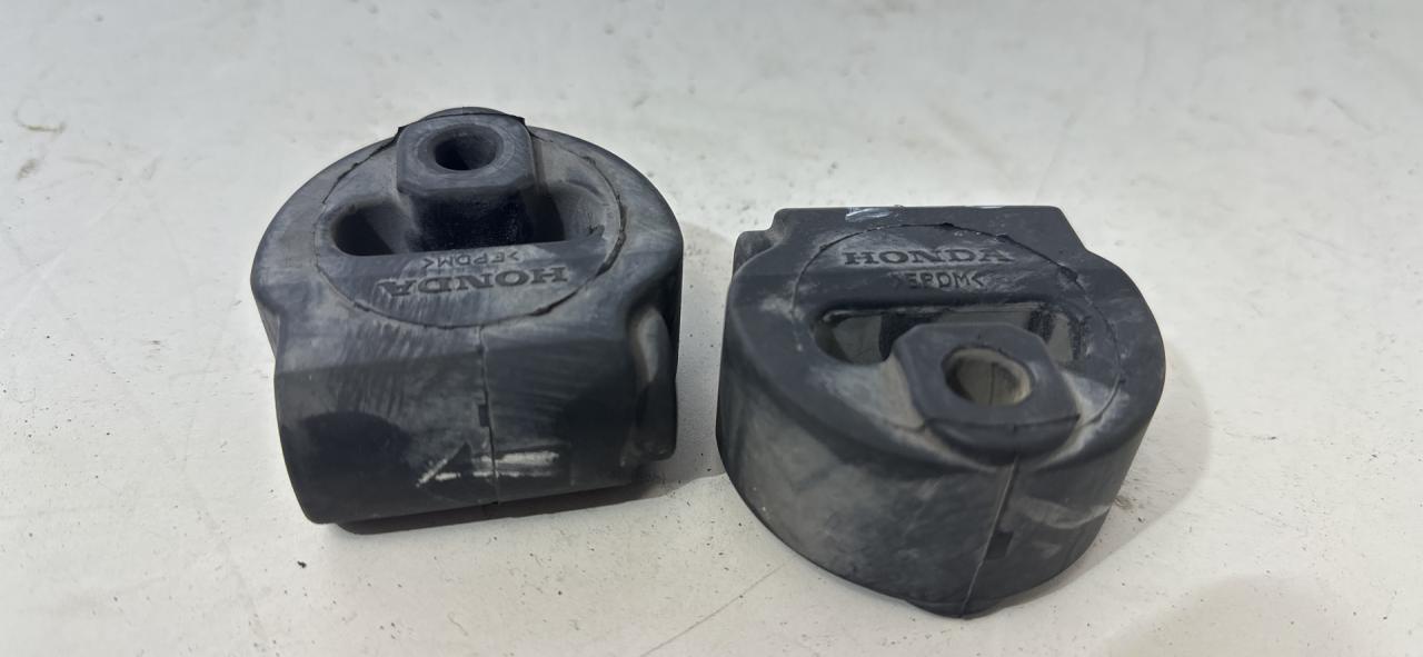 Резинка глушителя Honda CR-V 5 поколение 2019, 1.5 л., бензин, АКПП, белый - фото №1