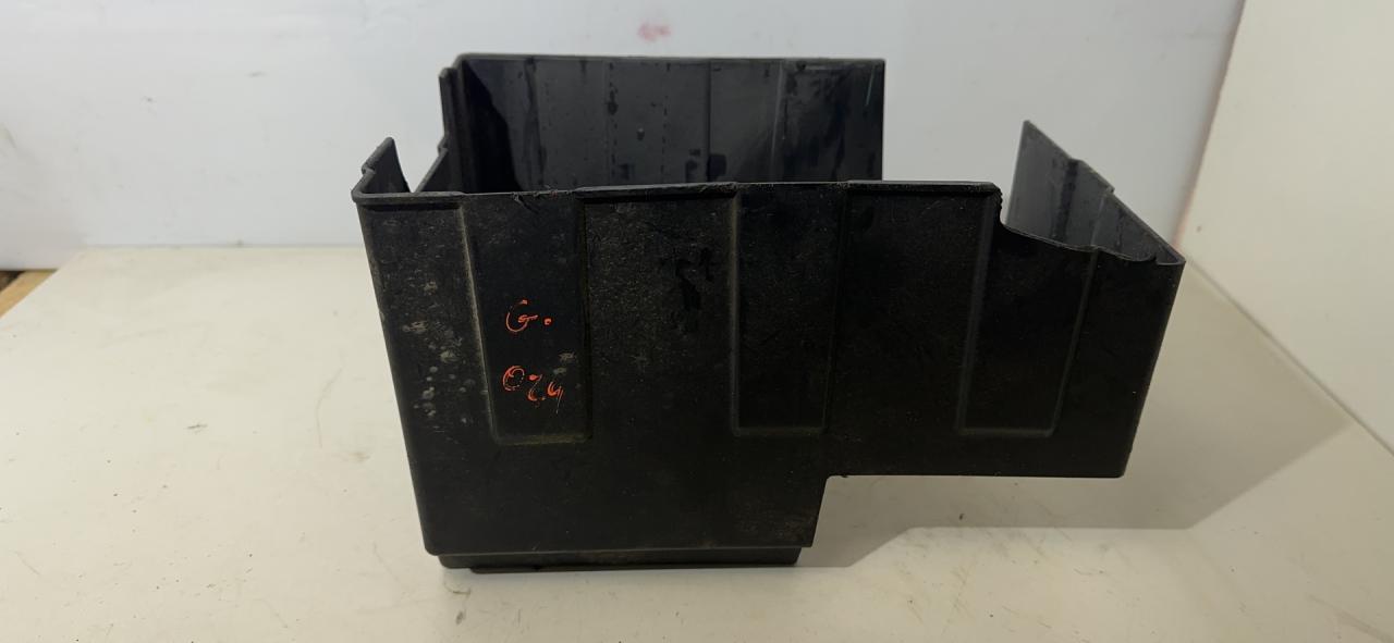 аккумуляторный ящик (АКБ) Chevrolet Equinox 3 поколение 2019, 2.0 л., бензин, АКПП, черный, внедорожник 5 дв., передний привод - фото №1