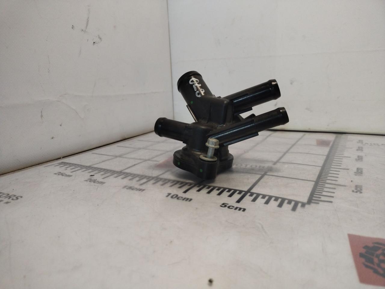 фланец (тройник) системы охлаждения Chevrolet Cruze 2 поколение 2019, 1.4 л., бензин, АКПП, синий диплоат, хетчбэк 5 дв., полный привод, 609729947 - фото №1