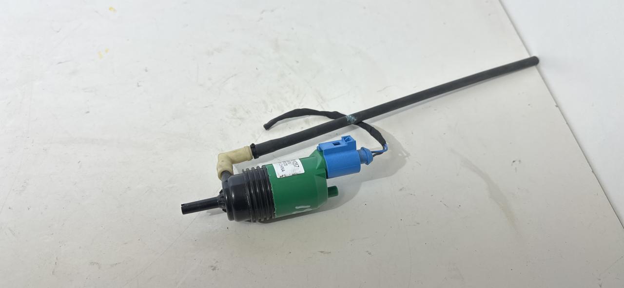 насос (моторчик) омывателя стекла Chevrolet Equinox 3 поколение 2020, 1.5 л., бензин, АКПП, черный, внедорожник 5 дв., 814257 - фото №1