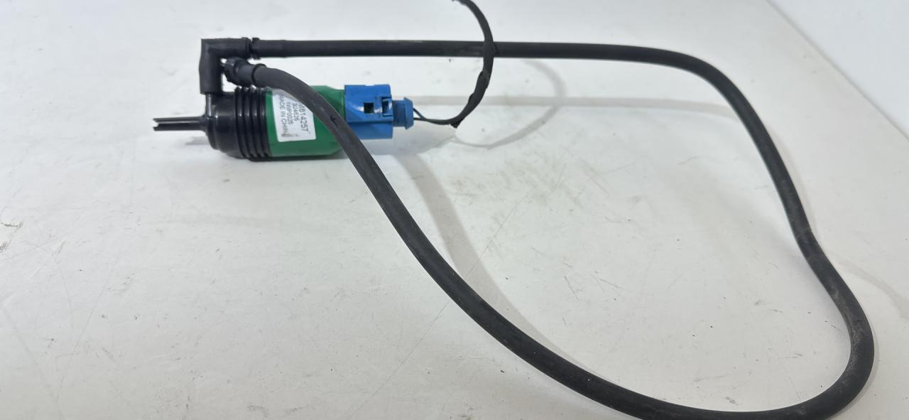 насос (моторчик) омывателя стекла Chevrolet Equinox 3 поколение 2019, 1.5 л., бензин, АКПП, серый, внедорожник 5 дв., полный привод, 814257 - фото №1