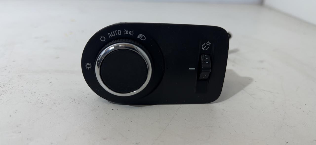 переключатель света Chevrolet Cruze 2 поколение 2017, 1.4 л., бензин, АКПП, серый, седан, 39059535 - фото №1