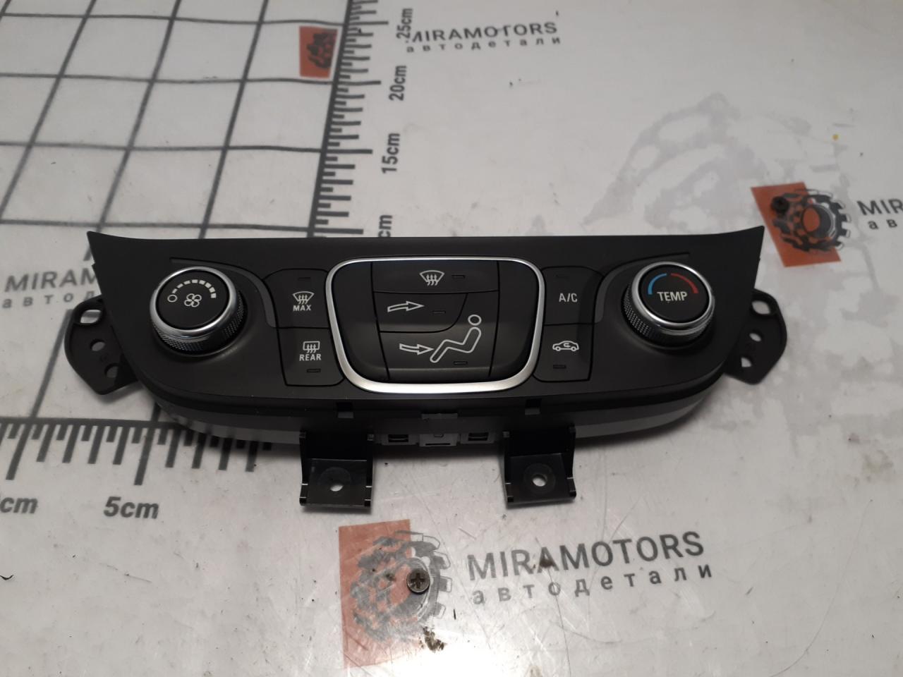 блок управления печки / климат-контроля Chevrolet Equinox 3 поколение 2019, 1.5 л., бензин, АКПП, серый, внедорожник 5 дв., полный привод, 84422503 - фото №1