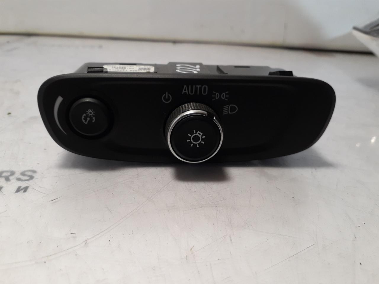 переключатель света Chevrolet Equinox 3 поколение 2019, 1.5 л., бензин, АКПП, серый, внедорожник 5 дв., полный привод, 84192536 - фото №1