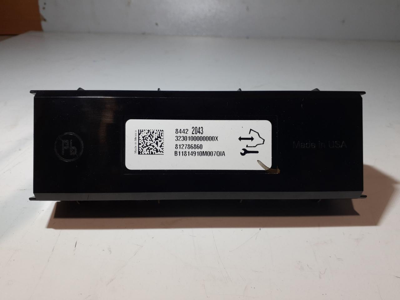 блок комфорта Chevrolet Equinox 3 поколение 2019, 1.5 л., бензин, АКПП, серый, внедорожник 5 дв., полный привод, 84422043 - фото №1