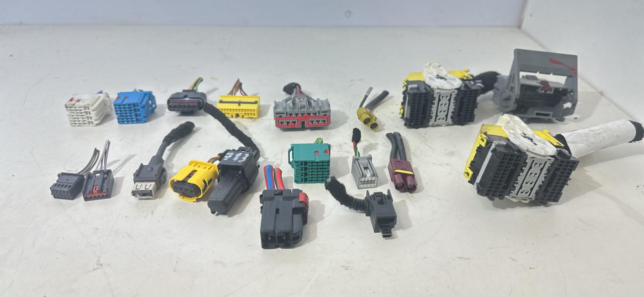 разъем (фишка) проводки Chevrolet Equinox 3 поколение 2019, 1.5 л., бензин, АКПП, серый, внедорожник 5 дв., полный привод - фото №1