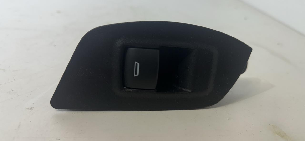 кнопка стеклоподъемника двери Chevrolet Equinox 3 поколение 2019, 1.5 л., бензин, АКПП, серый, внедорожник 5 дв., полный привод - фото №1