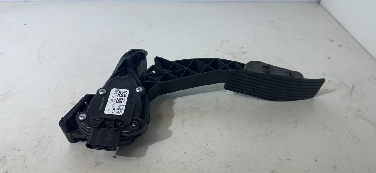 педаль Chevrolet Equinox 3 поколение 2019, 1.5 л., бензин, АКПП, серый, внедорожник 5 дв., полный привод, 84366781 - фото №1