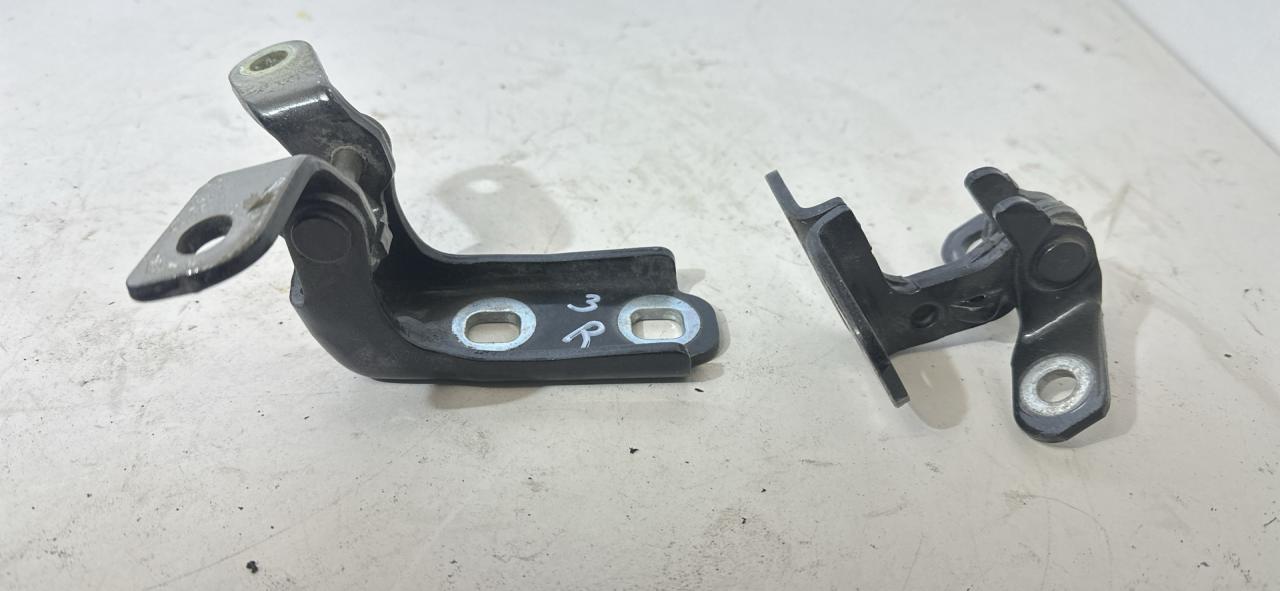 петля двери Chevrolet Equinox 3 поколение 2019, 1.5 л., бензин, АКПП, серый, внедорожник 5 дв., полный привод - фото №1