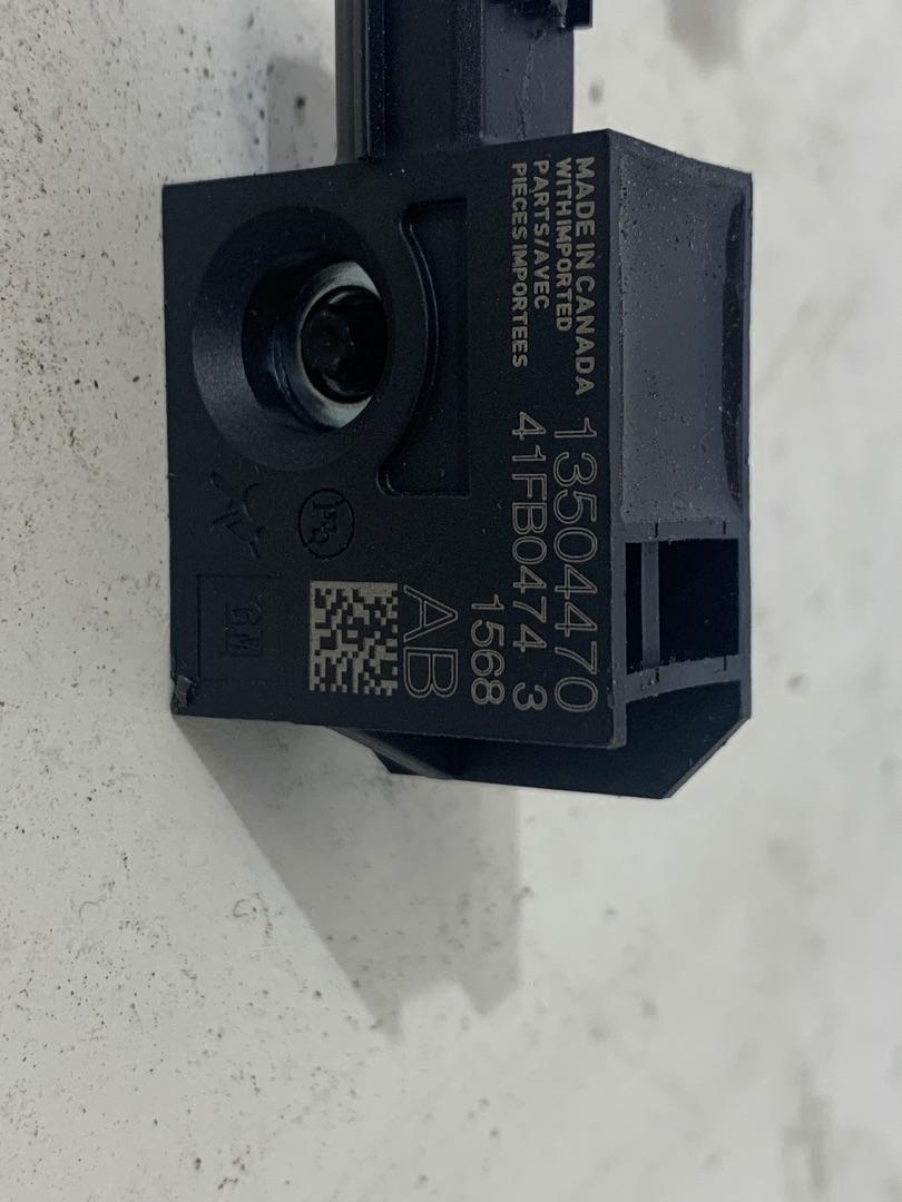 датчик удара Chevrolet Equinox 3 поколение 2019, 1.5 л., бензин, АКПП, серый, внедорожник 5 дв., полный привод, 13504470 - фото №1