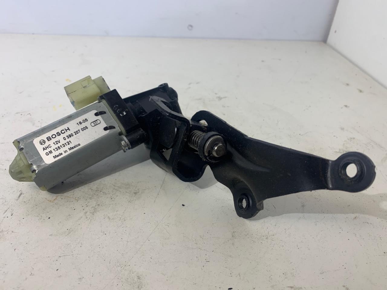 моторчик регулировки сиденья Chevrolet Equinox 3 поколение 2019, 1.5 л., бензин, АКПП, серый, внедорожник 5 дв., полный привод, 13513121 - фото №1