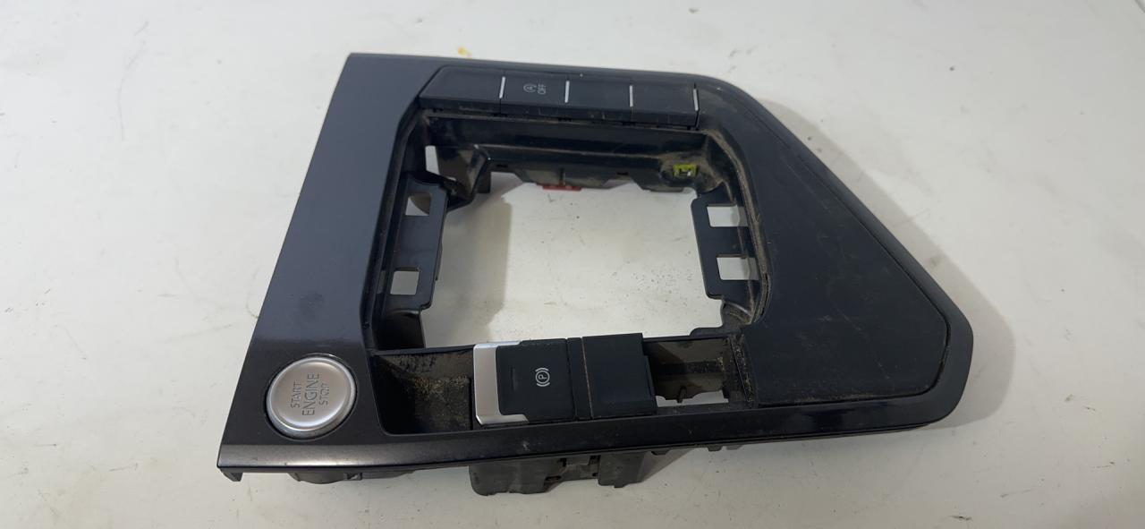 кнопка запуска двигателя Volkswagen Tiguan 2 поколение 2018, 2.0 л., FSI, бензин, АКПП, белый, внедорожник 5 дв. - фото №1